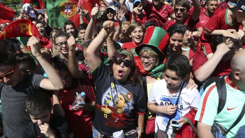 Adeptos portugueses confiantes na vitória minutos antes do embarque para Paris