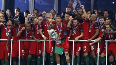 Lesionado Cristiano Ronaldo levantou a Taça de campeão da Europa