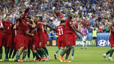 Lesionado Cristiano Ronaldo levantou a Taça de campeão da Europa