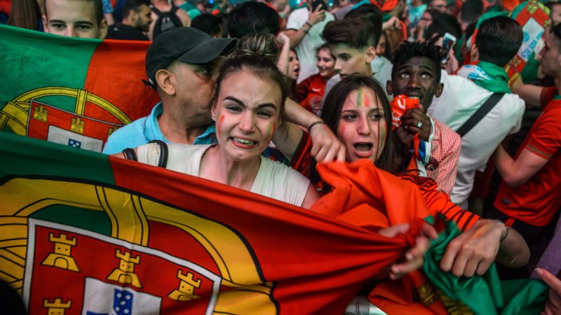 Centenas de pessoas aguardam equipa das 'quinas' no aeroporto