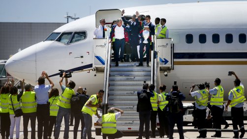 Seleção portuguesa recebida em euforia à chegada a Lisboa