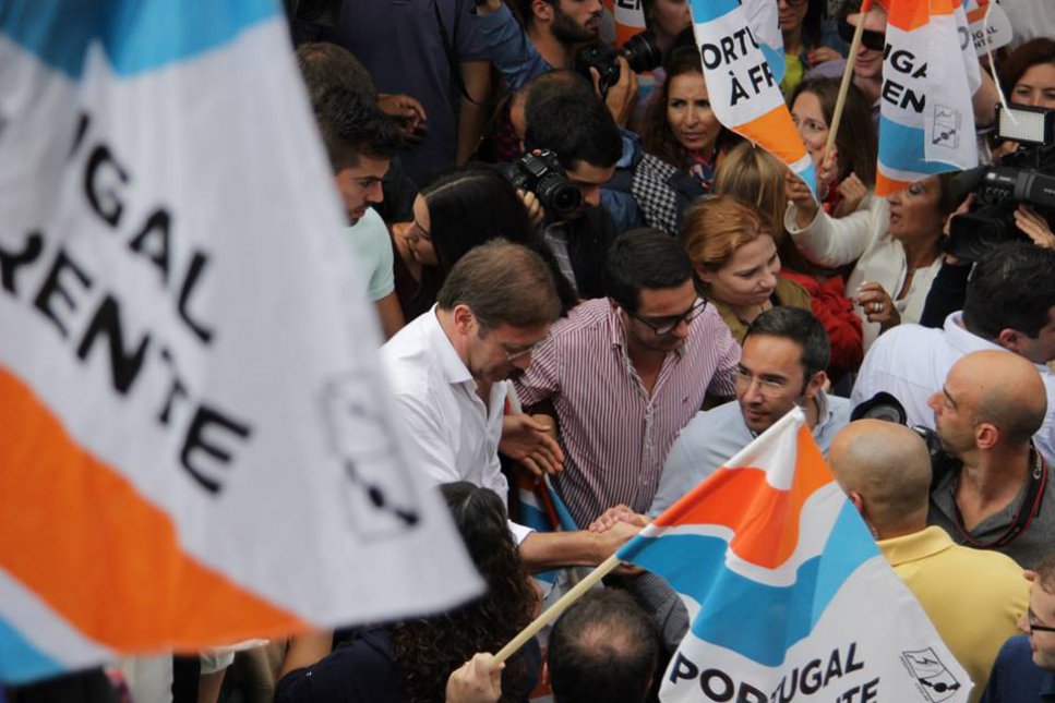 Dia quentinho em Braga. Professores e lesados do BES manifestam-se durante acção da PàF