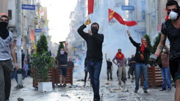 Turquia viveu longa noite de confrontos após expulsão de ocupantes do parque Gezi
