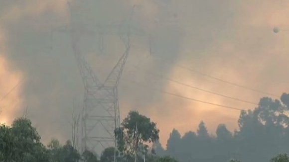 Mais de 400 operacionais combatem incêndio com quatro frentes em Bragança