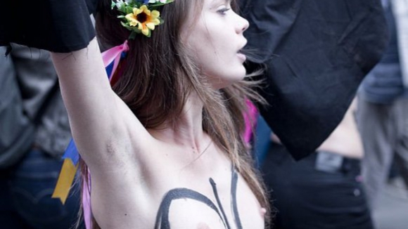 Femen gritam "parem a guerra de Putin" e acabam detidas