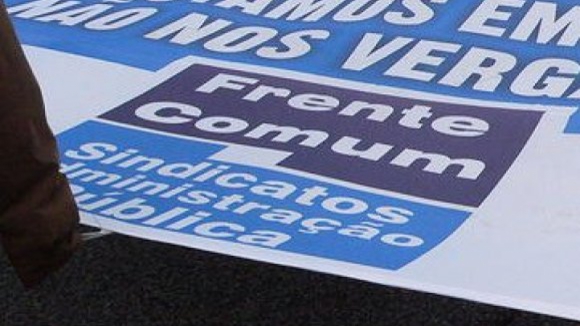 Manifestantes tentam subir escadaria da AR mas est&atilde;o a ser travados pela pol&iacute;cia