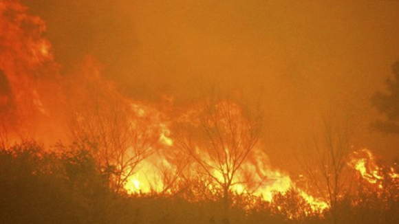 Bombeiros dos distritos de Viana e de Braga combatem chamas na serra de Santa Luzia