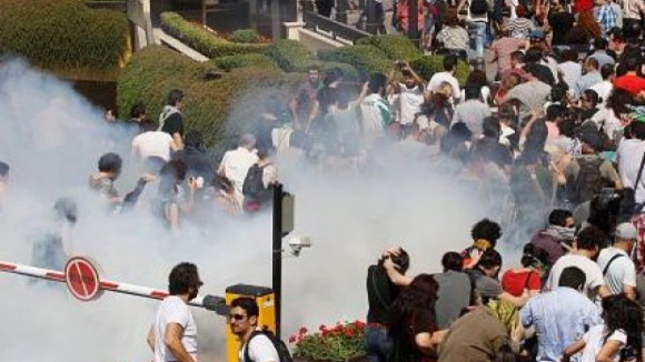 Polícia turca usa gás lacrimogéno contra manifestação no Dia do Trabalhador