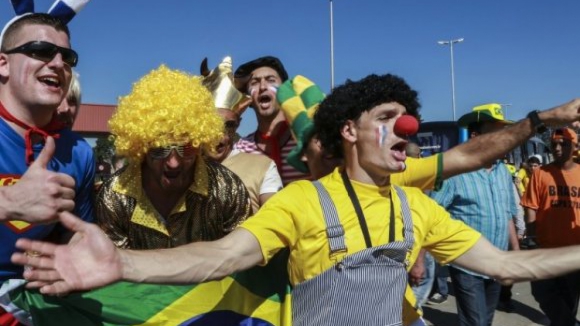 Manifestação e confrontos não impedem chegada de fãs ao estádio