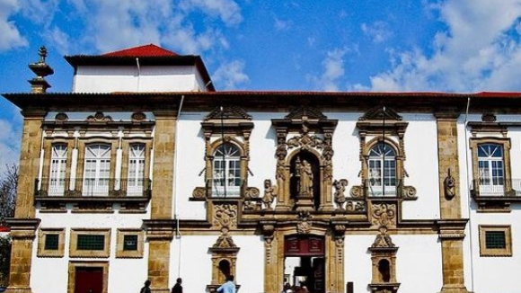Câmara de Guimarães interpôs providência cautelar para travar fecho de 3 escolas