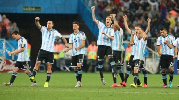 Argentina vence Holanda nos penáltis e está na final com a Alemanha