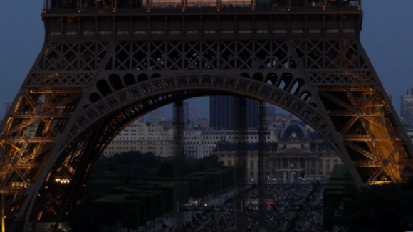 Torre Eiffel às escuras para homenagear vítimas