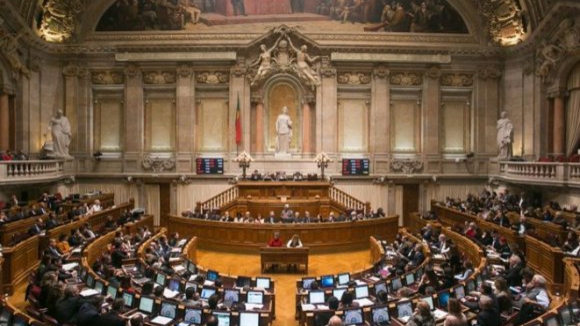 PS vota contra diploma do PCP para reversão dos cortes salariais na administração pública