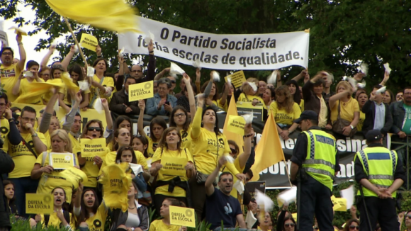 Manifestantes contra cortes nos contratos de associação aguardam Costa em Santo Tirso