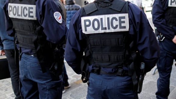 Assaltante armado faz sete reféns numa agência de viagens em Paris