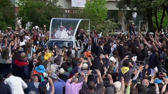 Milhares de pessoas despedem-se de Papa Francisco nas ruas de F&aacute;tima