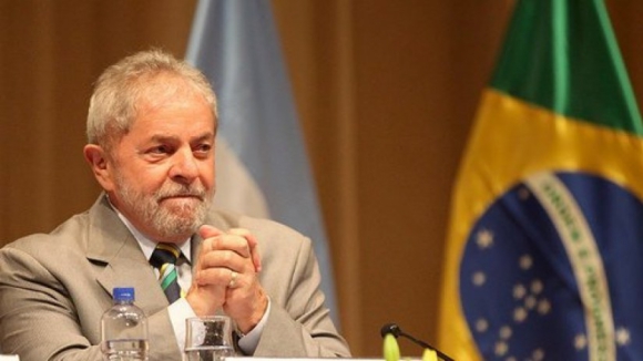 Lula da Silva reafirma candidatura presidencial e diz que querem tirá-lo do jogo político
