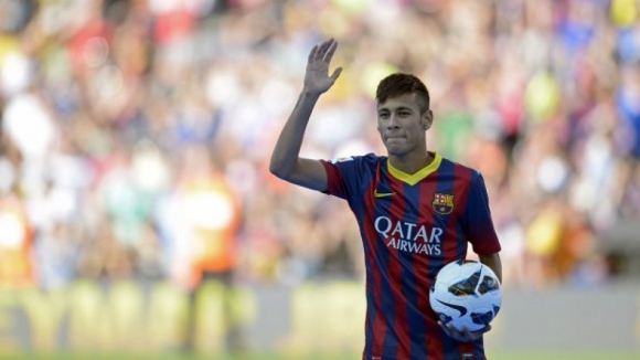 Neymar est&aacute; no Porto para tratar da sua transfer&ecirc;ncia para o PSG