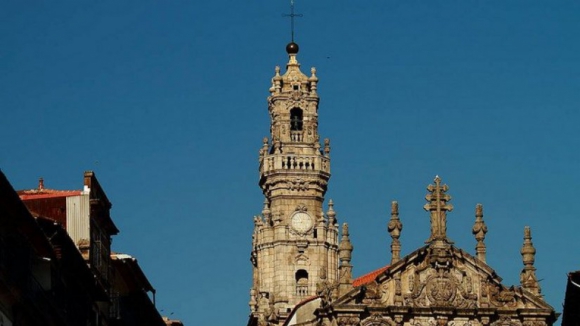 Sapadores do Porto retiram mulher do cimo da Torre dos Clérigos