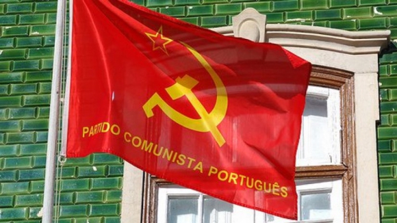 Parlamento aprova voto de pesar por Belmiro de Azevedo, PCP vota contra