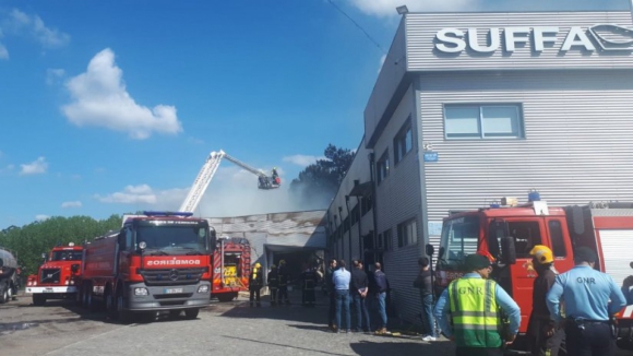 Mais de 50 bombeiros combatem incêndio em fábrica de estofos em Paredes