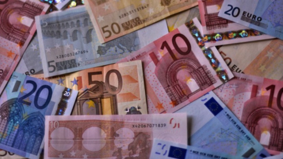 Salário médio atinge 911 euros no 2º trimestre mas maioria recebe valor inferior