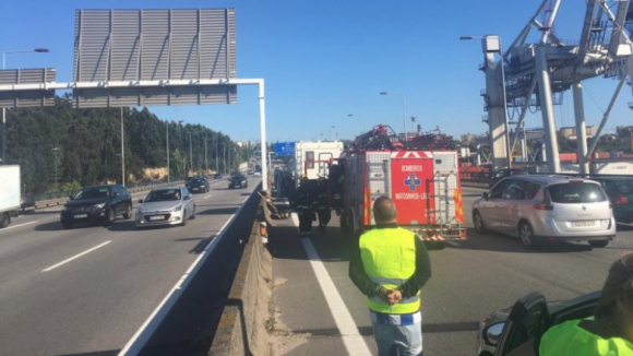 Acidente com cinco carros provoca o caos na A28 na Ponte de Matosinhos