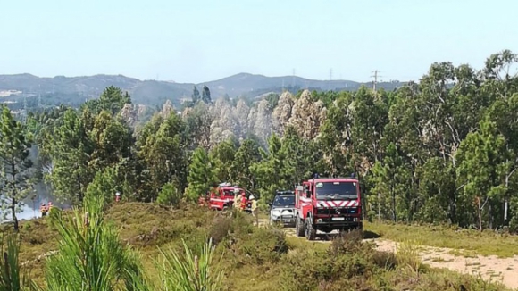 Dois feridos ligeiros no combate a fogo florestal em Paredes