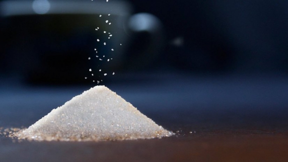 Alimentos com mais açúcar, sal e gorduras banidos da publicidade para crianças