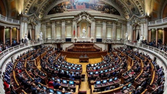 Covid-19: Parlamento aprova declaração de estado de emergência