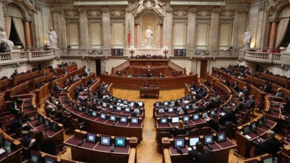 Covid-19: Parlamento aprovou prolongamento do estado de emergência até 17 de abril