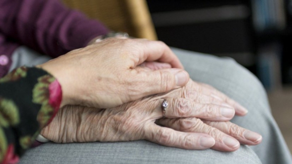 Covid-19: Instituições querem "apontar uma data" para retomar visitas aos idosos
