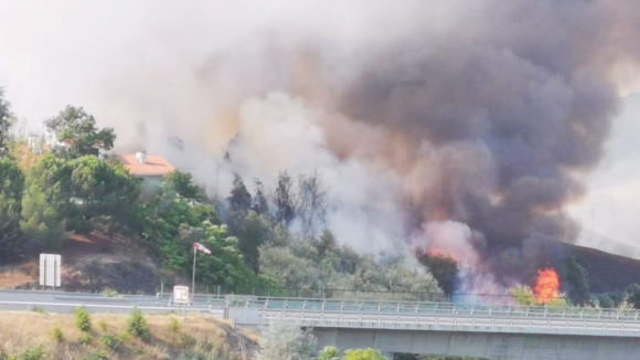 Reabertas estradas A4 e EN15 fechadas devido a incêndio em Mirandela