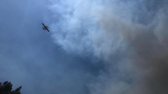 Dois meios aéreos combatem fogo no parque Peneda-Gerês