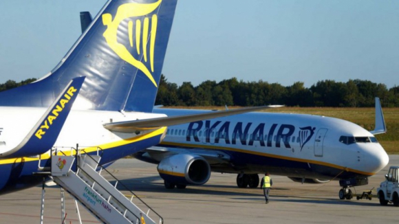 Tripulantes da Ryanair 'presos' entre contratos inferiores ao salário mínimo e emigração