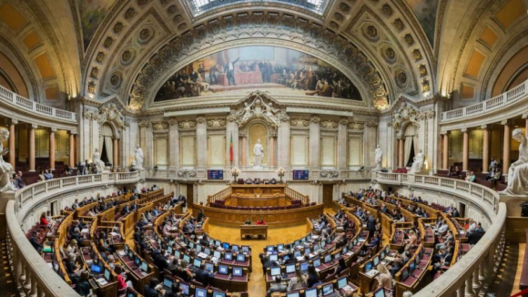 Parlamento autoriza estado de emergência com votos a favor de PS, PSD e CDS-PP