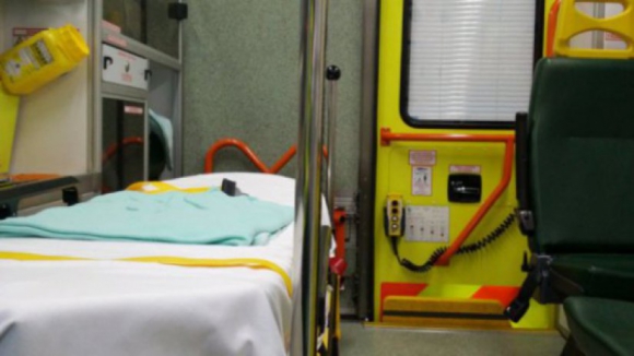 Doentes horas retidos nas macas em ambulâncias e já houve uma morte