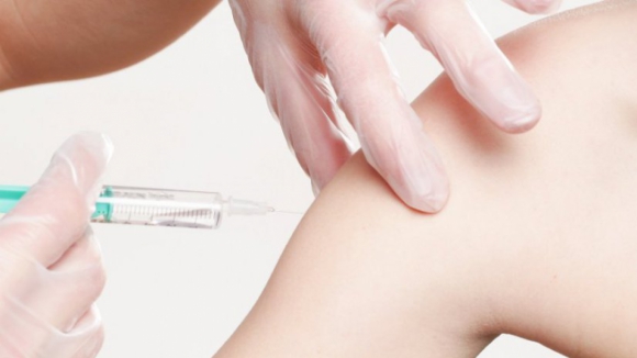 Profissionais de saúde começam hoje a receber segunda dose da vacina contra a Covid-19