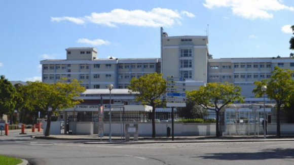 Hospital de Aveiro reforça morgue com contentor devido a aumento de óbitos devido à pandemia de covid-19