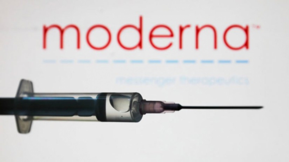 Organização Mundial de Saúde aprova uso de vacina da Moderna contra o Covid-19