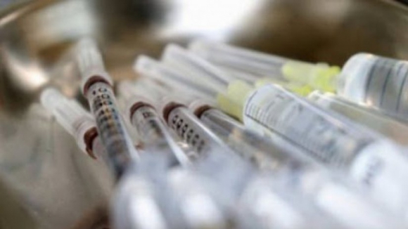 Ordem dos Farmacêuticos lamenta "condenação" de ex-diretora do Tâmega e Sousa pela perda de 600 vacinas de Covid-19