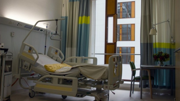 Hospital Amadora-Sintra já não recebe doentes respiratórios em ambulâncias. 20 doentes de enfermaria enviados para hospitais do Porto e de Vila Nova de Gaia