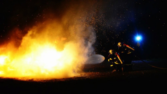 Incêndio em sucata provoca várias explosões em Arnoso, Vila Nova de Famalicão
