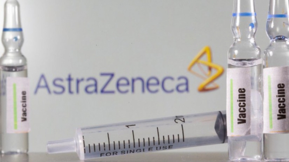 Bruxelas ameaça bloquear exportações da vacina AstraZeneca