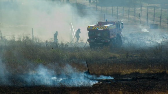Incêndio com duas frentes a lavrar perto de habitações em Vila Verde