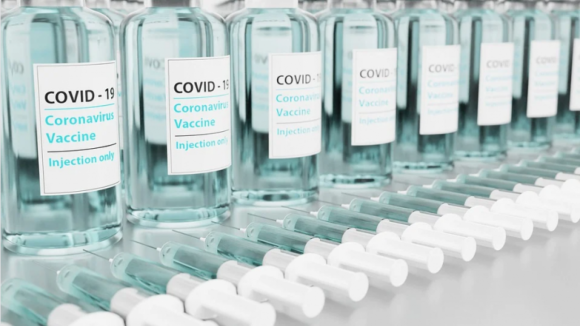 Dezenas de personalidades pedem que vacinas contra o Covid-19 sejam bem de interesse comum