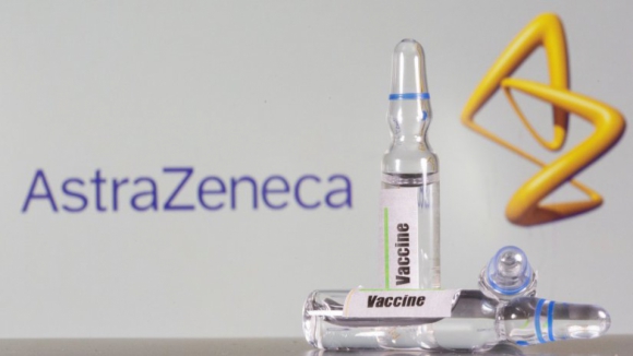 DGS e Infarmed fazem ainda hoje comunicação sobre vacina da AstraZeneca. Governo aguarda para reagir