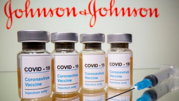 Covid-19: Autoridades de saúde dos EUA recomendam suspender vacina J&J para investigar efeitos