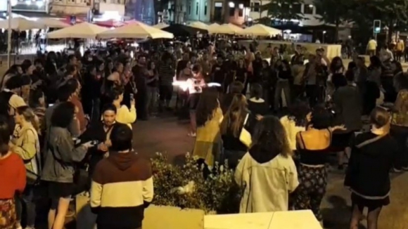 Dezenas de pessoas em ambiente de festa na noite do Porto obriga à interveção da PSP