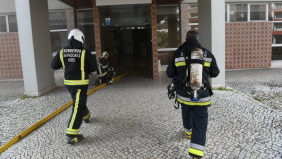Incêndio obriga a retirar 500 pessoas do edifício da Segurança Social de Viseu
